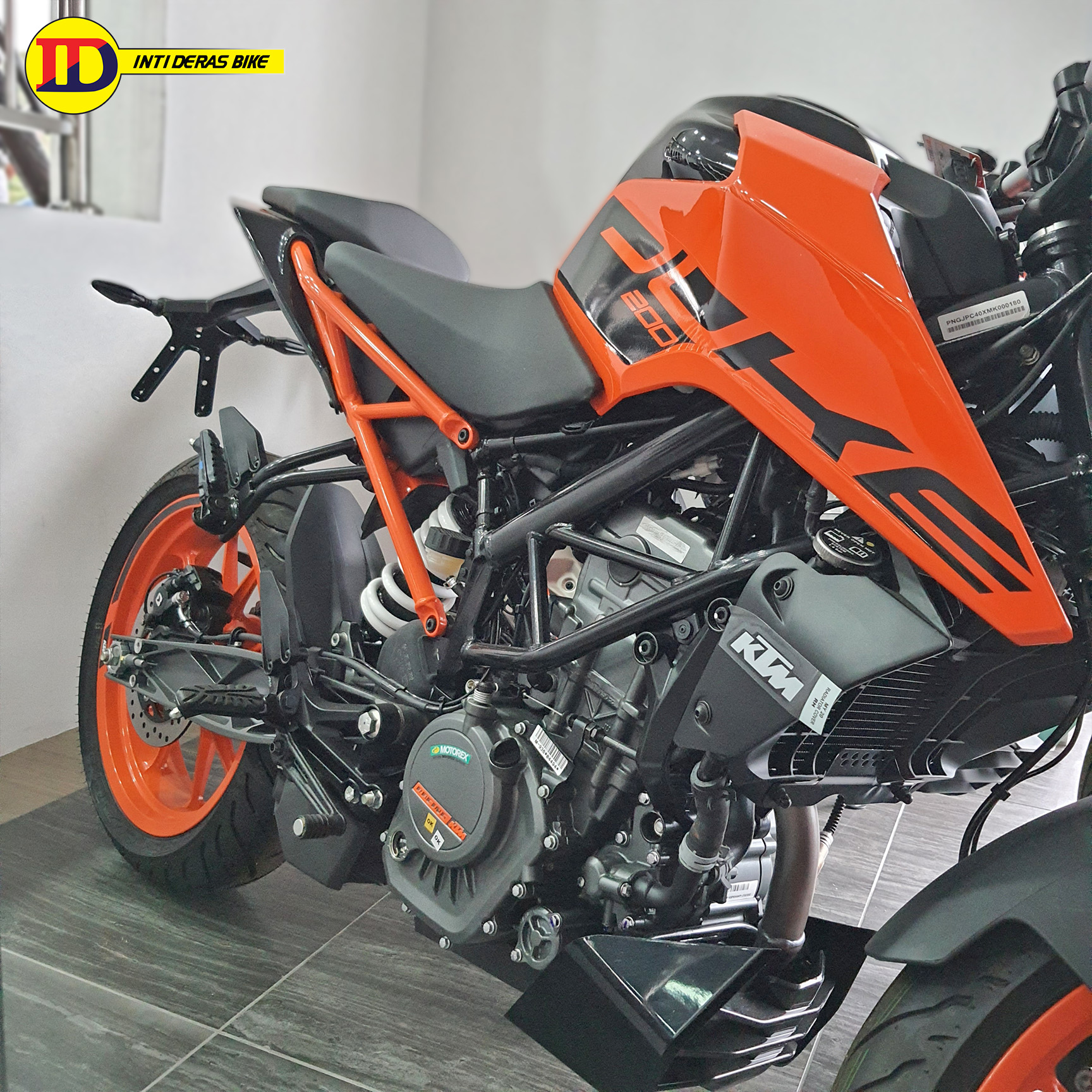 KTM DUKE 200 Orange (6).jpg