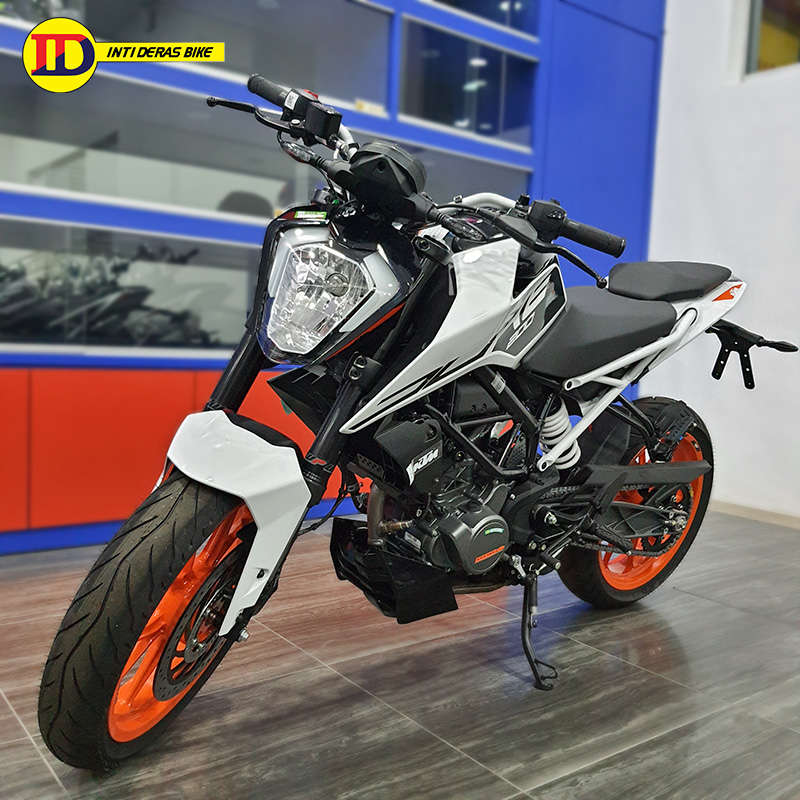 KTM DUKE 200 White (3).jpg