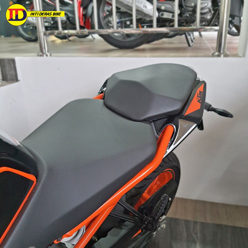 KTM DUKE 200 Orange (4).jpg