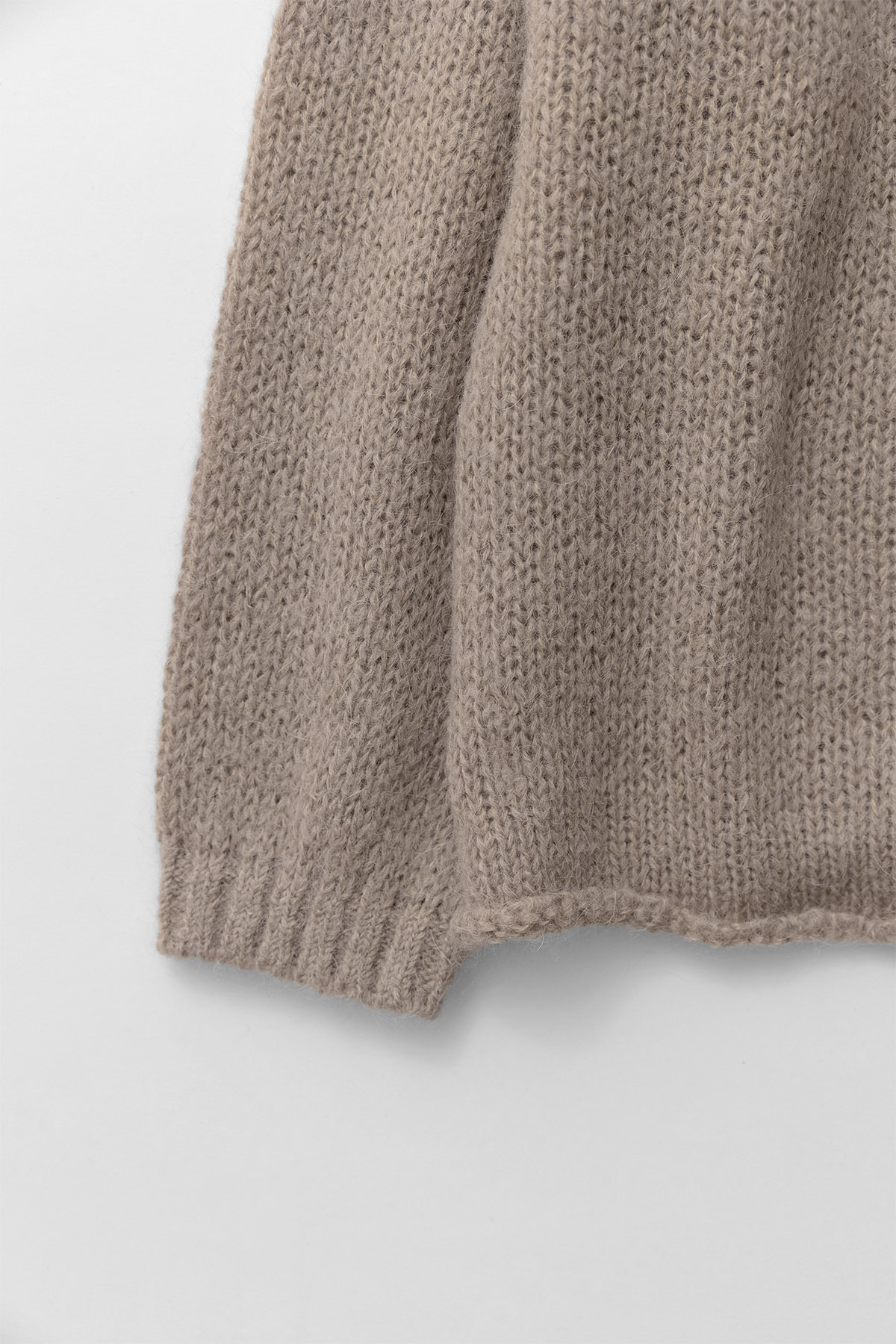 a20deep20V20knit28beige29-cutout3