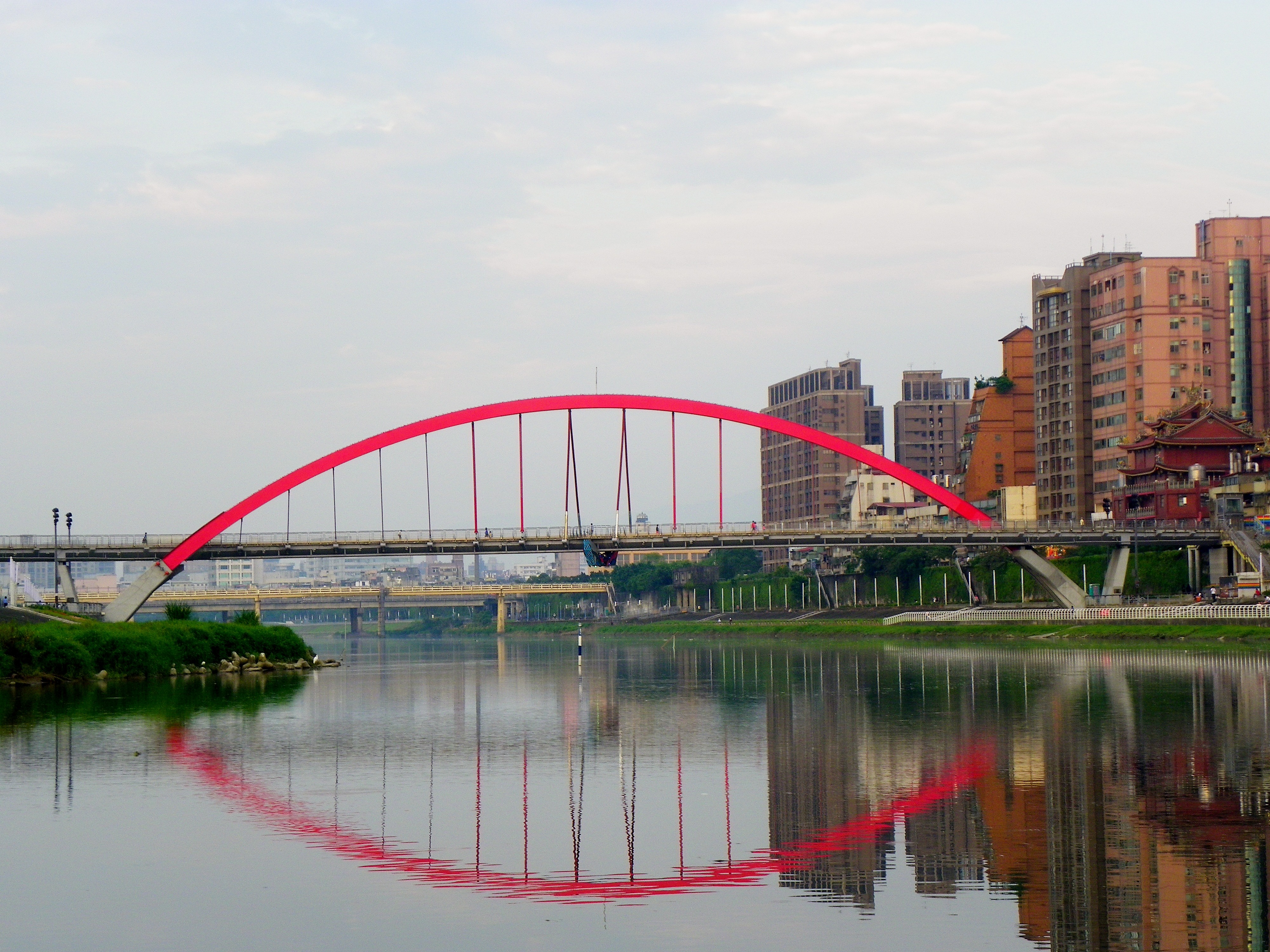 Songshan_Rainbow_Bridge_20110425
