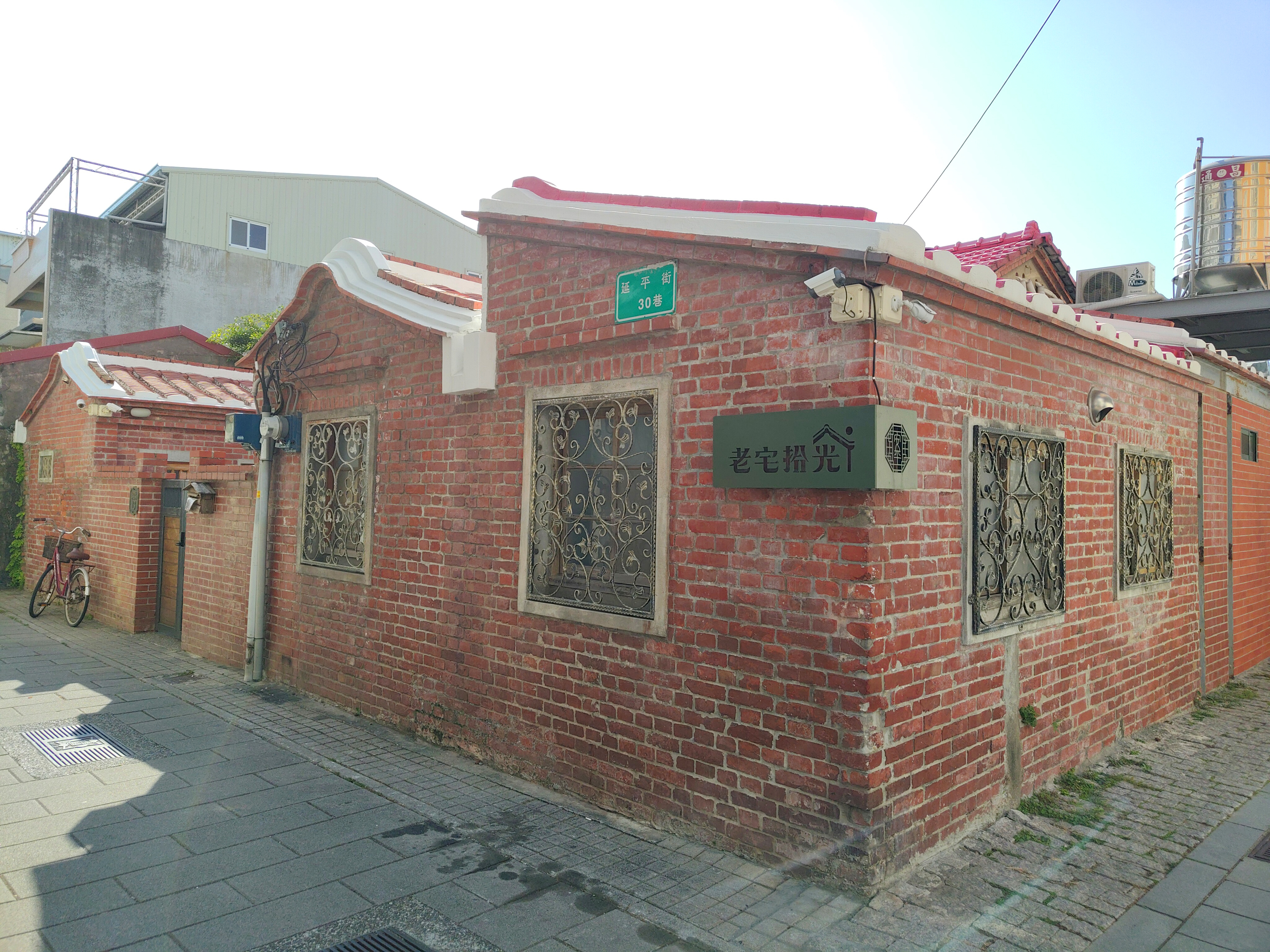 城市小旅行 ~ 安平巷弄散步札記 – 老磚牆與光影間的味蕾漫遊