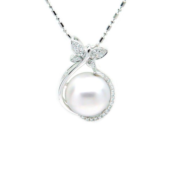 Butter Fly Pearl Pendant OK 600.jpg