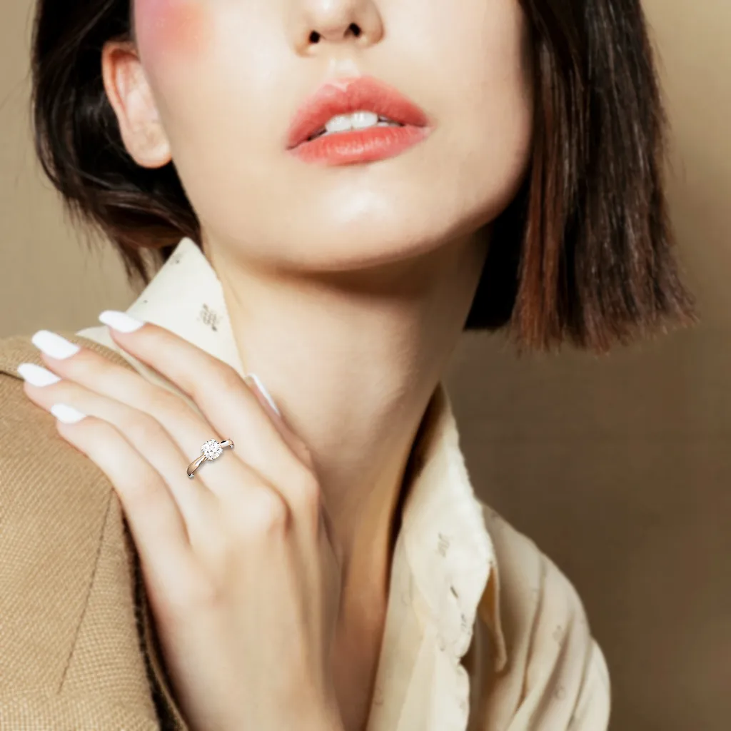 close-up-woman-posing-with-Model