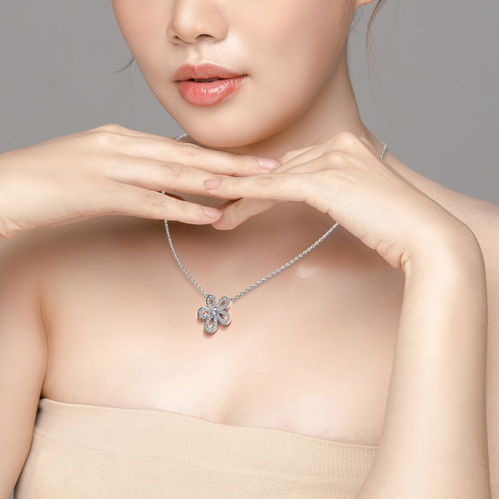 2024-07-30 Blossom Diamond Pendant Small with Model拷貝