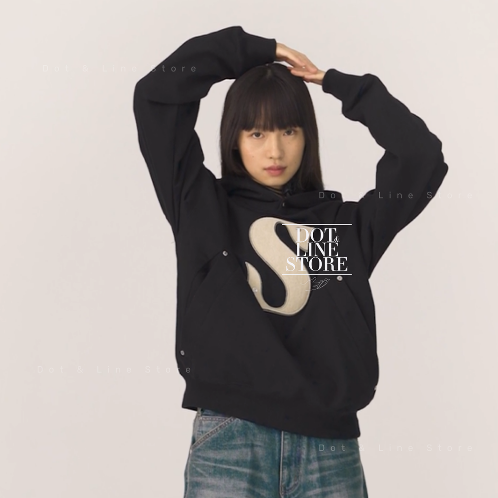 パーカー・フーディ SATUR Classic Small Logo Rivet Hood Classic Black SA251MTH04 SATUR Rivet Applique Pocket Logo Hoodie – Dot & Line Store