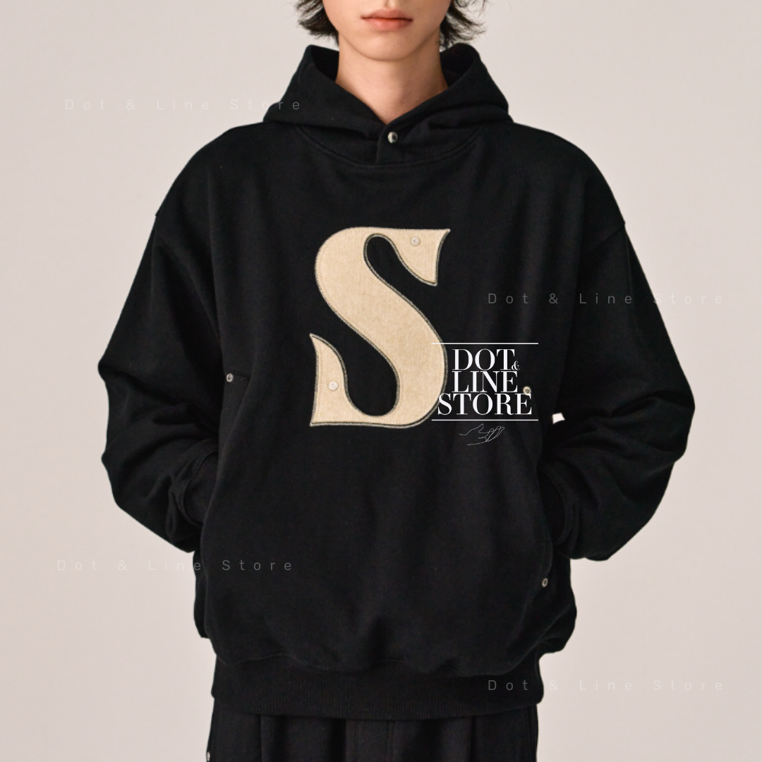 パーカー・フーディ SATUR Rivet Applique Pocket Logo Hood Organic Black SATUR Rivet Applique Pocket Logo Hoodie – Dot & Line Store