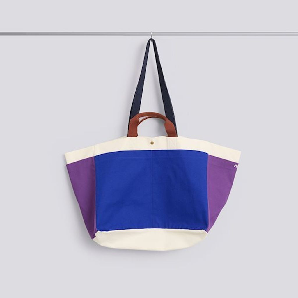 ae374-a602-as11_weekend-bag-m-organic-electric-blue-multi_gb_1220x1220_brandvariant2