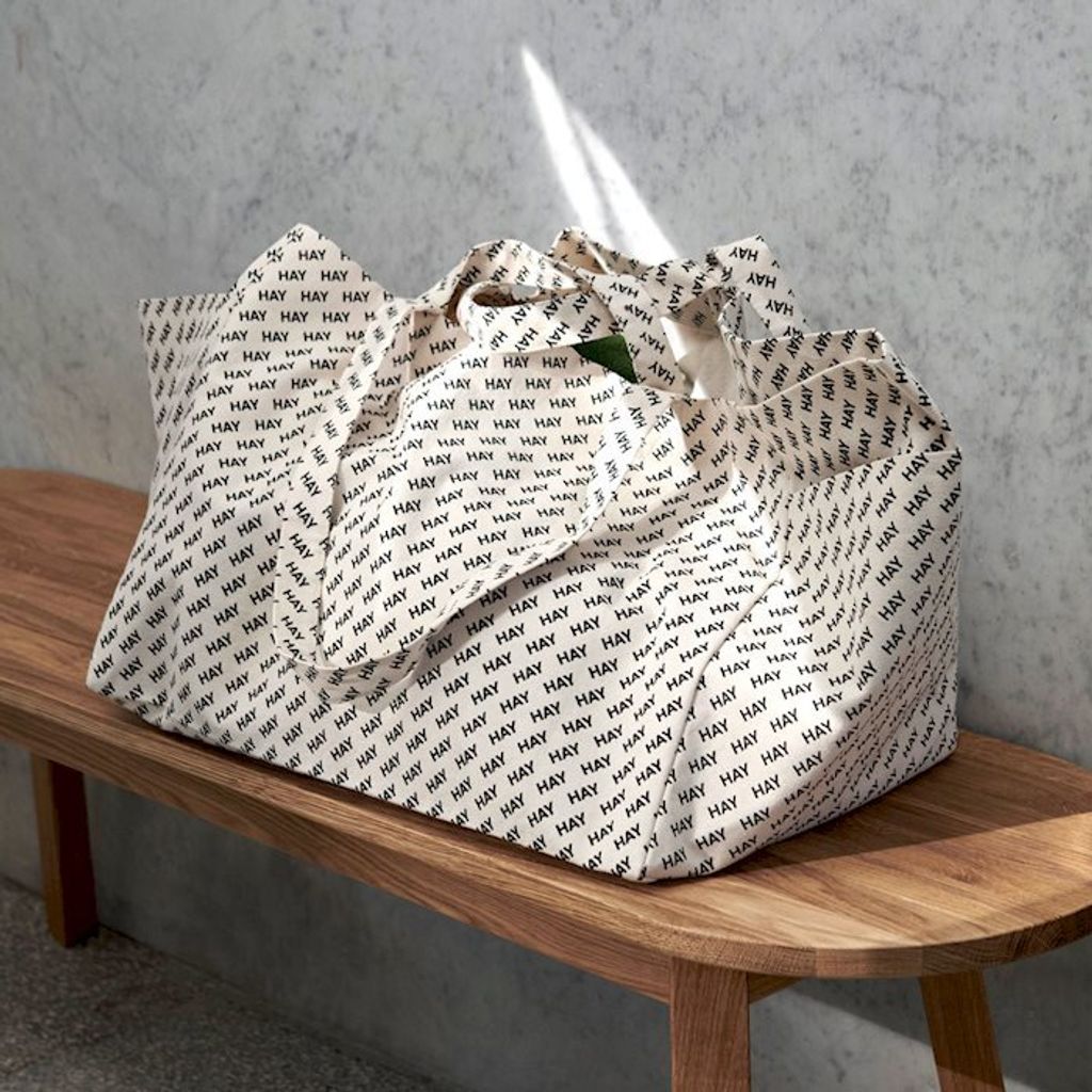 hay-logo-weekend-bag_1220x1220_brandmodel