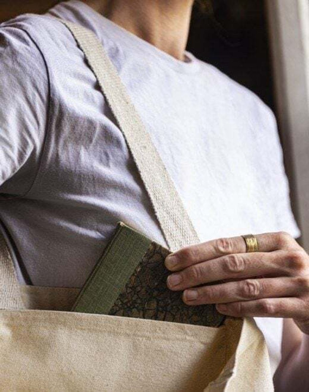 Tote-interior-pocket-detail_2023-06-30-100502_jzqk