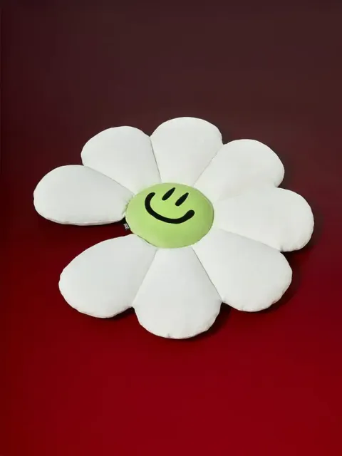 zo-friends-living--a-ne-zo-friends-a-ne-zoaful-winter-1212547083