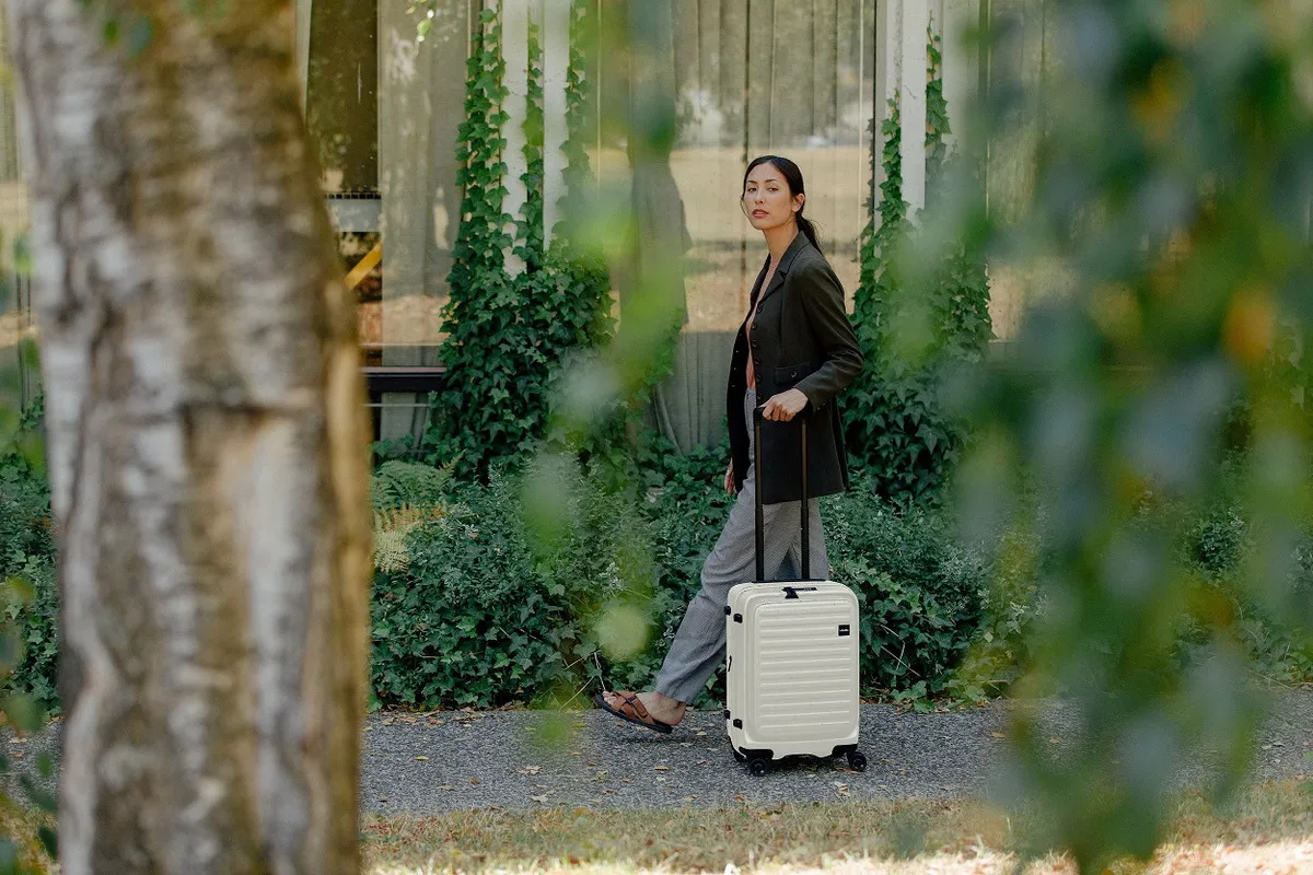 LOJEL CUBO「亞麻白」旅行箱 年末旅行時尚不落俗套，混搭冬季溫暖代表色更仙氣
