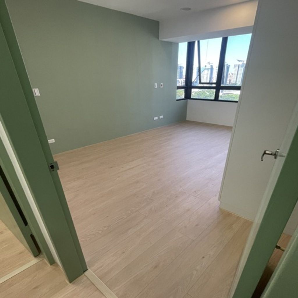 主卧床頭牆跳色