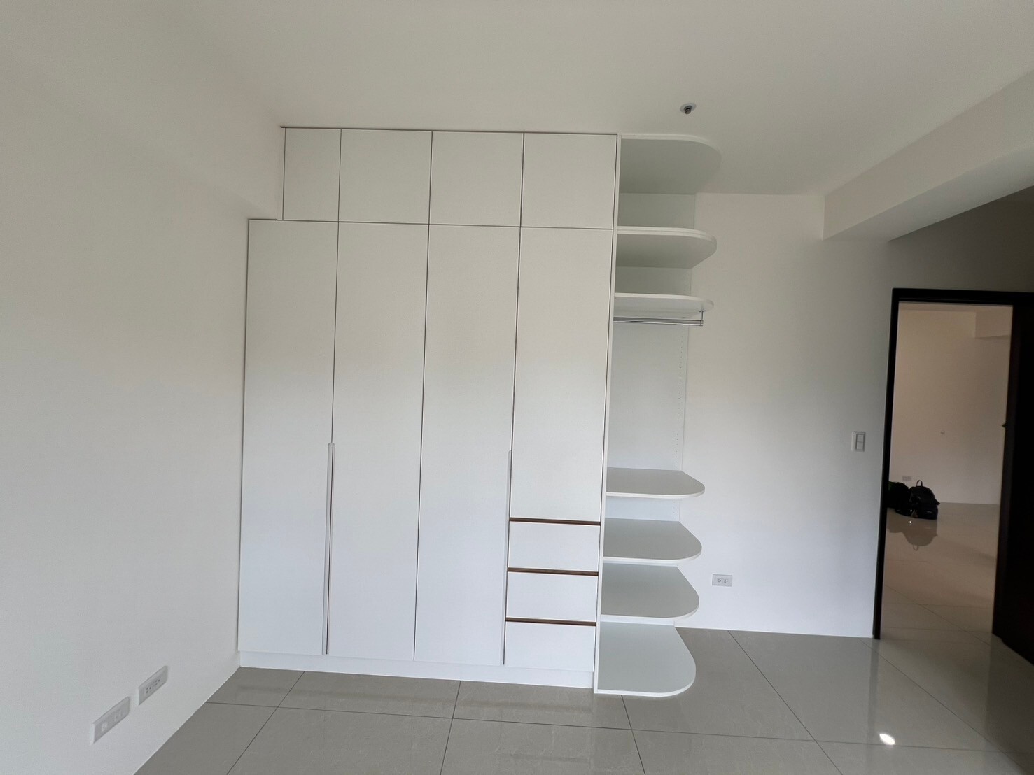 LINE_ALBUM_三重五谷王北街系統櫃照片_250915_1