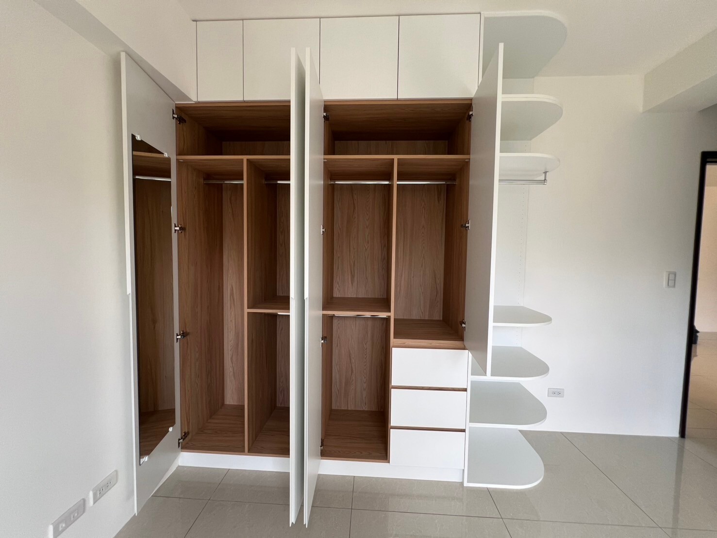 LINE_ALBUM_三重五谷王北街系統櫃照片_250915_2