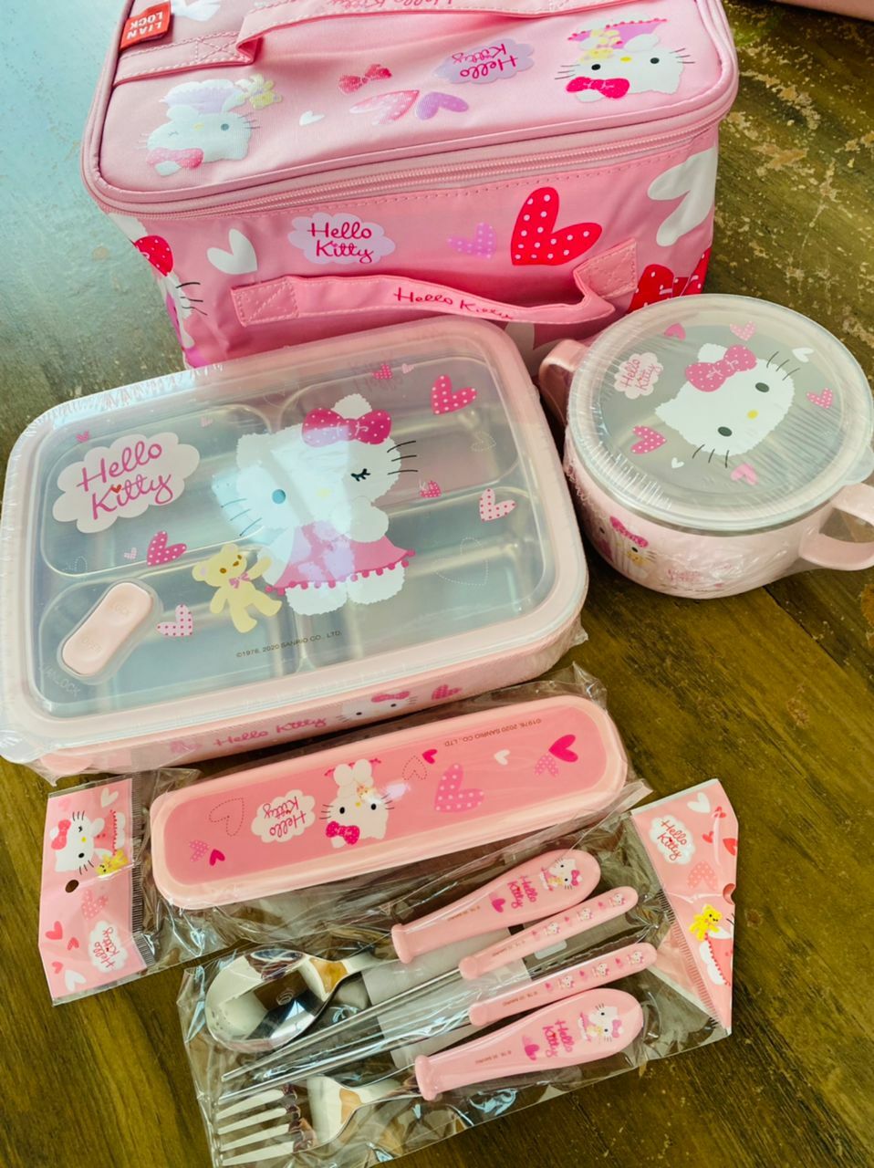 B.box Hello Kitty Lunchbox