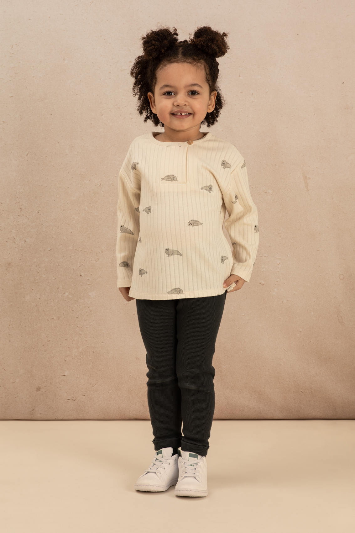 TSHIRT ORSO ECRU PHOQUE + LEGGINGS ROM POM CARBONE-1