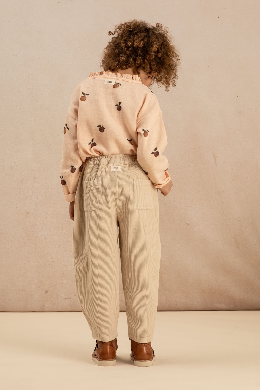BLOUSE OLYMPE ROSE CLAIR POMMES + PANTALON CARROT CORDEROY AVOINE-2
