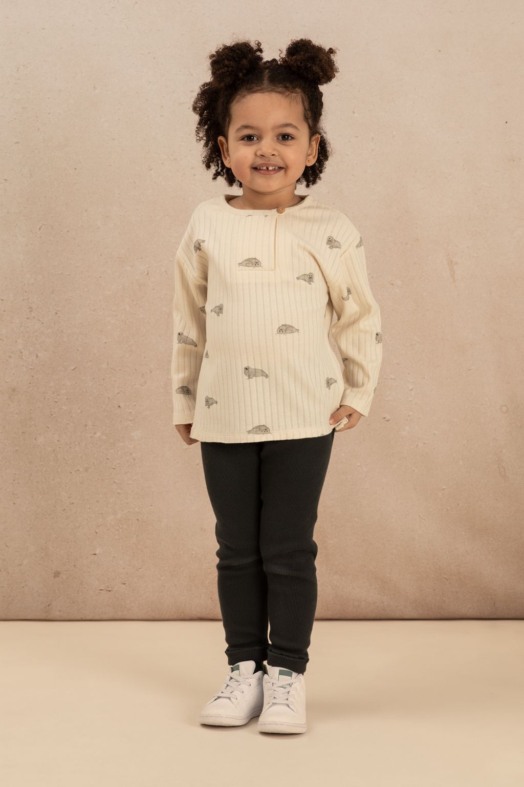 TSHIRT ORSO ECRU PHOQUE + LEGGINGS ROM POM CARBONE-1
