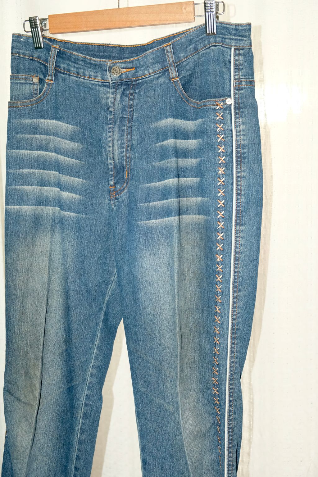 111E298C-2DC7-45F6-8158-F5EC1AA6EA1F_1_201_a