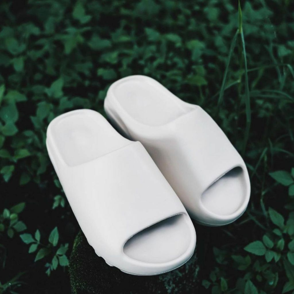 yeezy slides w.jpg