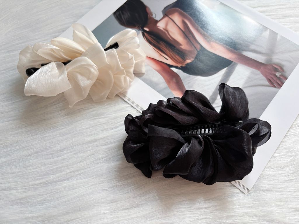 slight shimmer ruffle banana clip