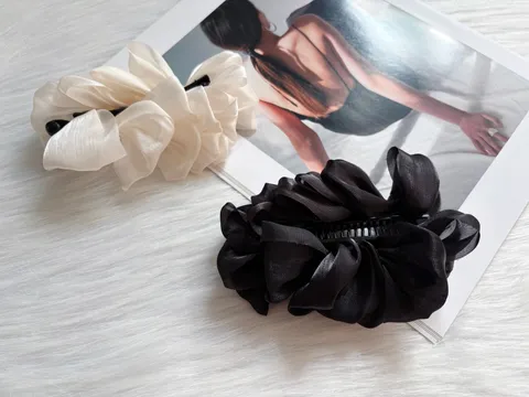 slight shimmer ruffle banana clip