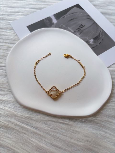 minimalist clover bracelet