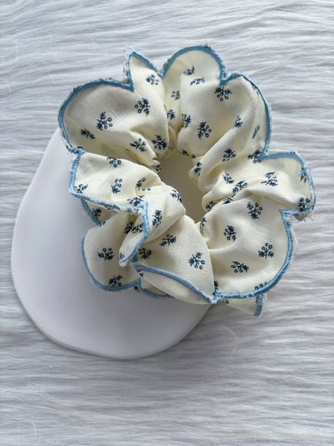 vintage floral print scrunchy