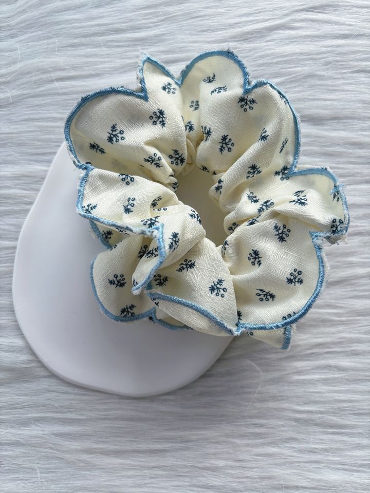 vintage floral print scrunchy