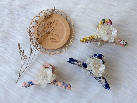 floral print claw clip with shell flower (11cm)