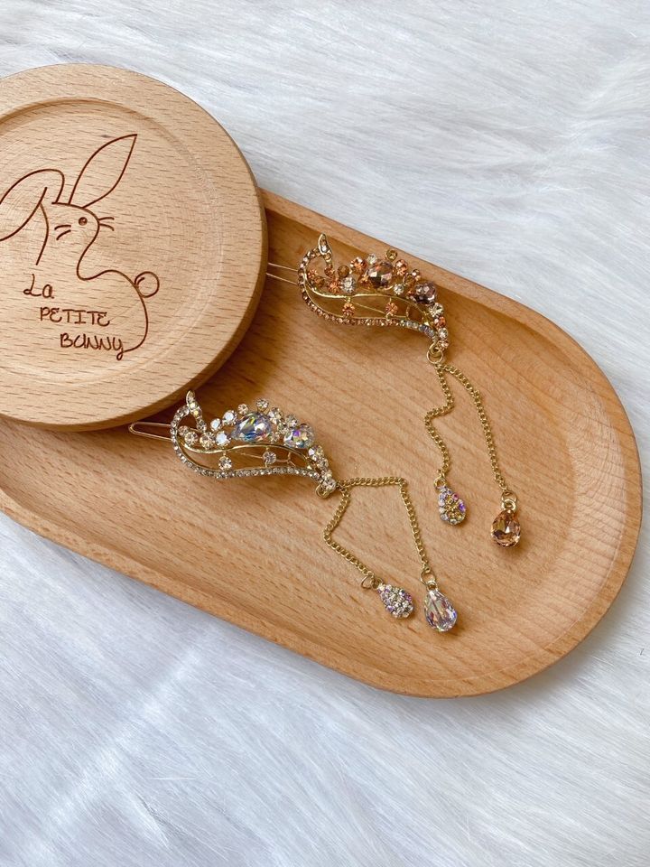 peacock frog clip with dangling crystal
