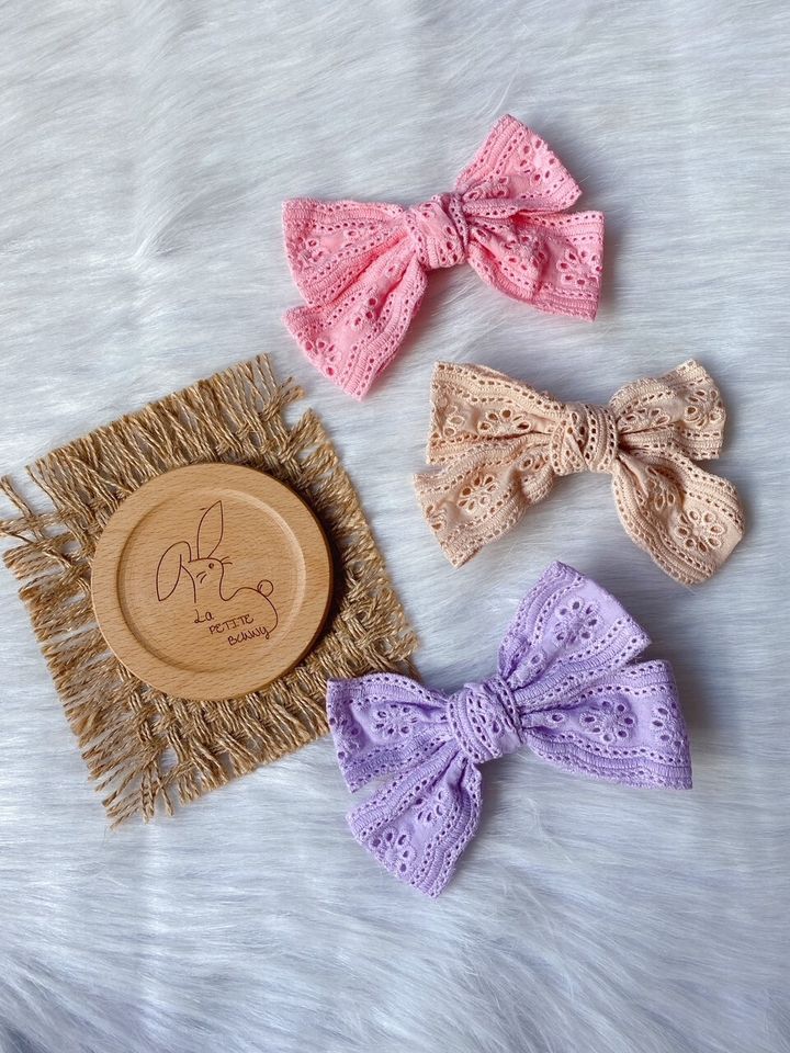 eyelet ribbon duck clip