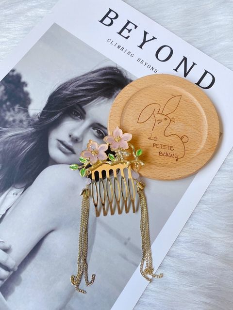 handmade flower hair comb with dangling chain
