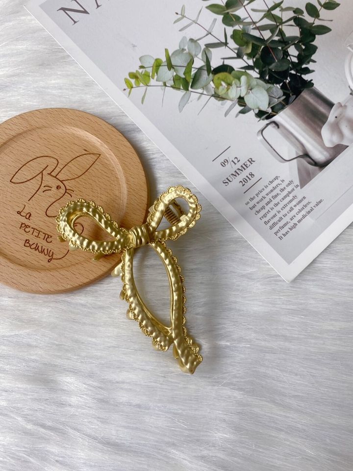 matt gold flowy ribbon claw clip (6cm)
