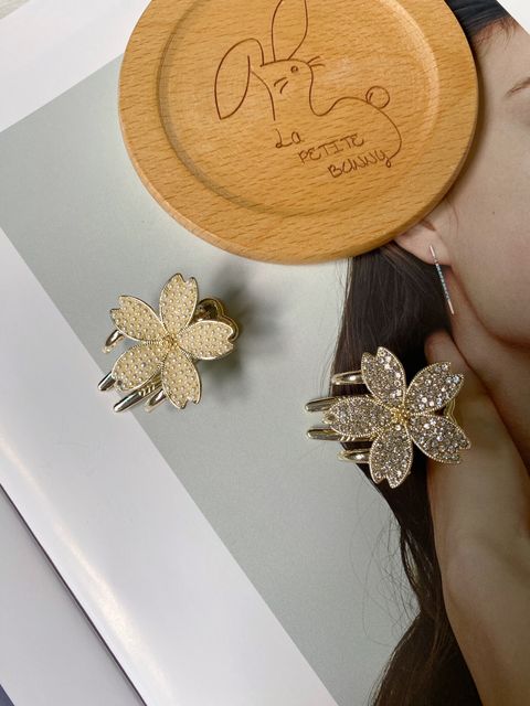 minimalist flower clip