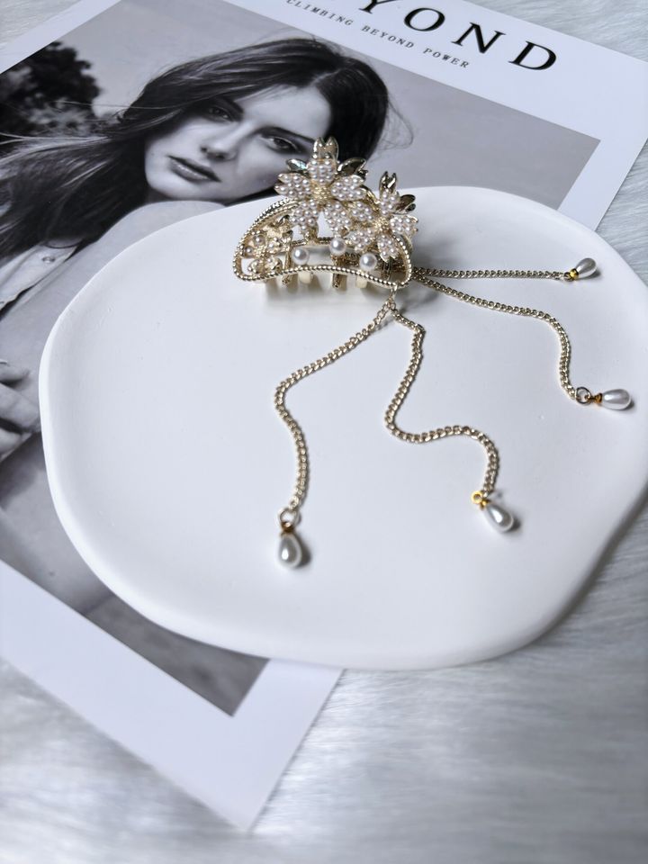 pearl flower claw clip with dangling chain (4cm)