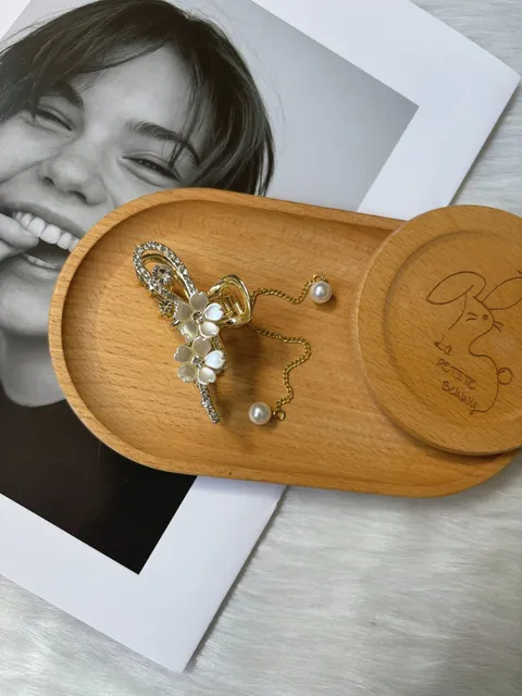 shell flower claw clip with dangling pearl (5cm)