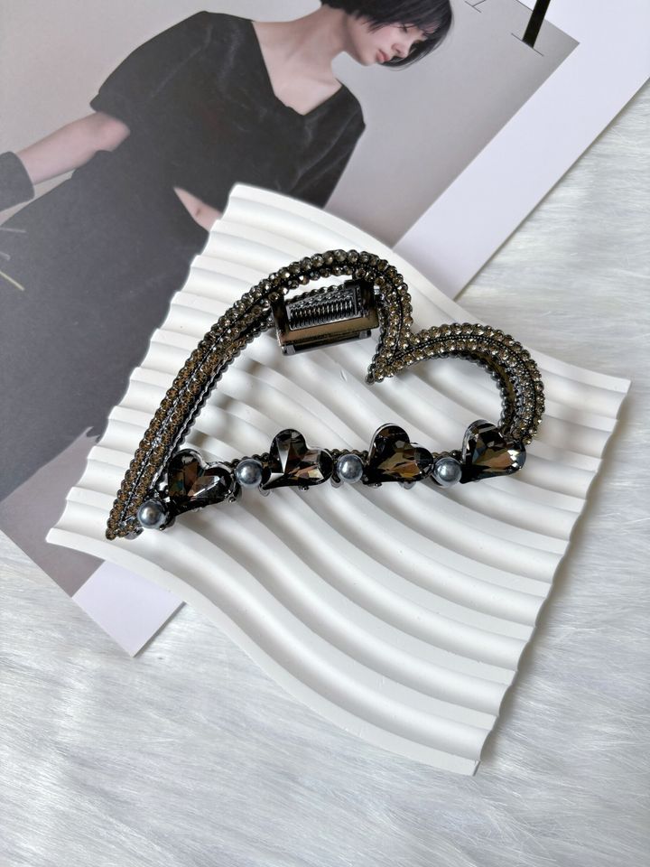 metallic black heart claw clip (10cm)
