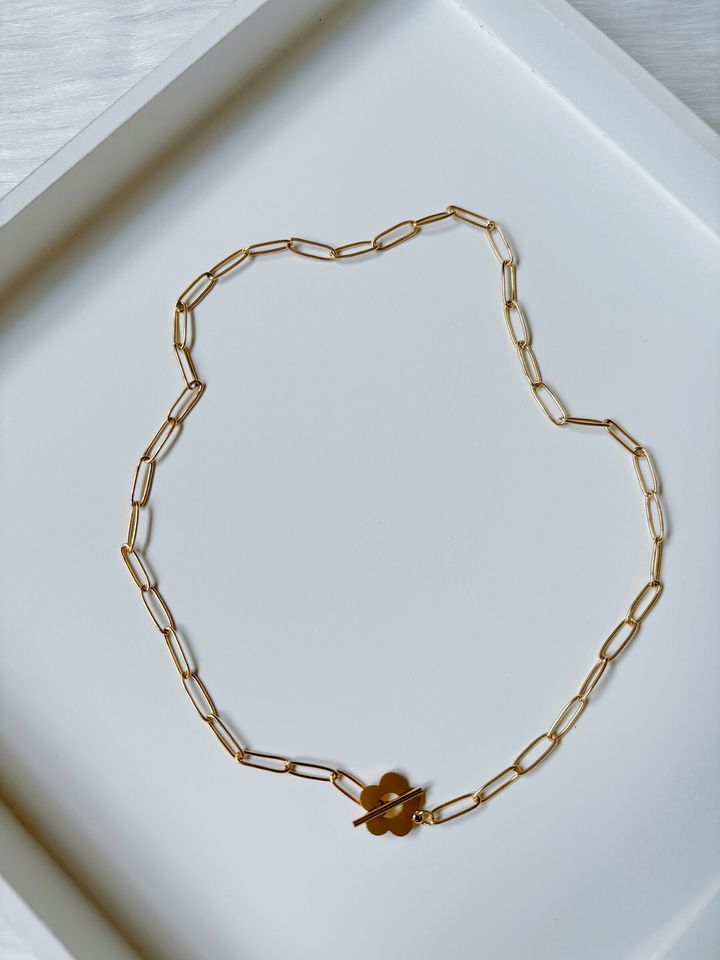 minimalist flower necklace