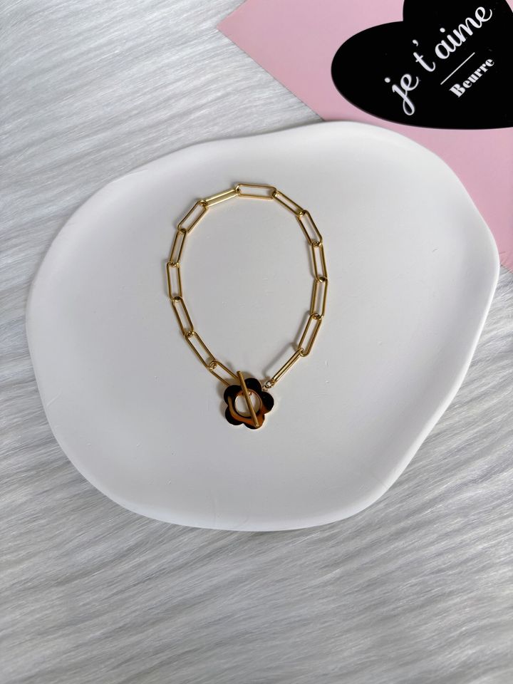 minimalist flower bracelet