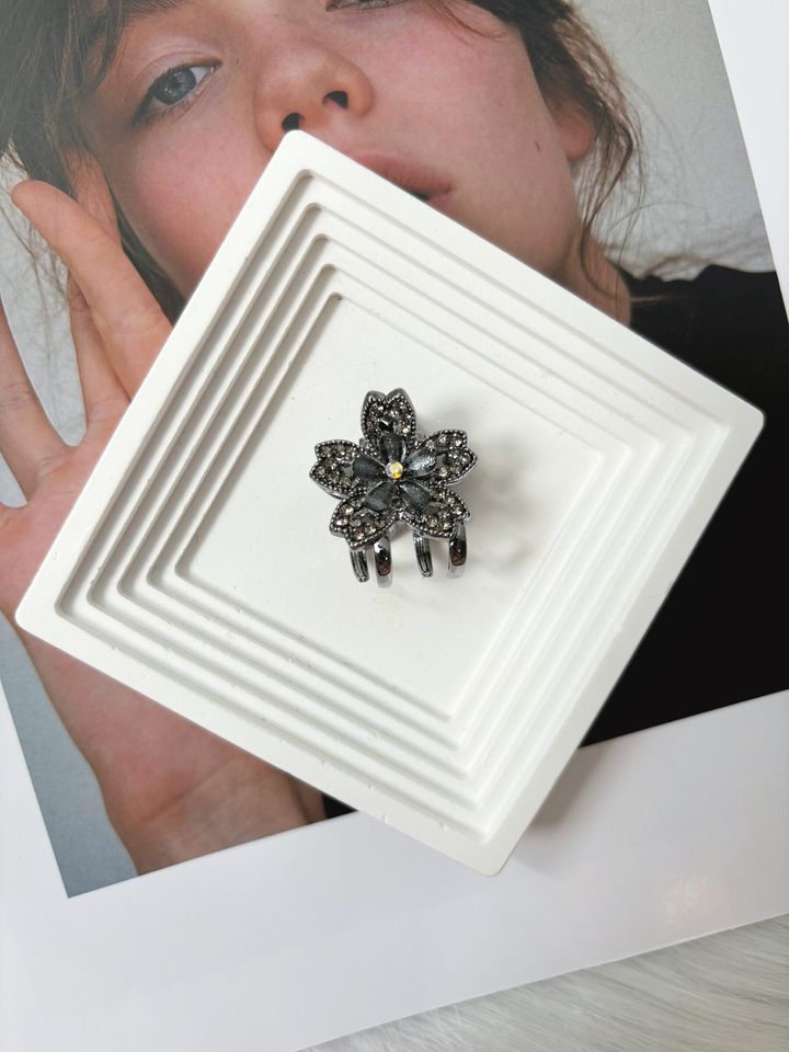 metallic black flower claw clip (2cm)