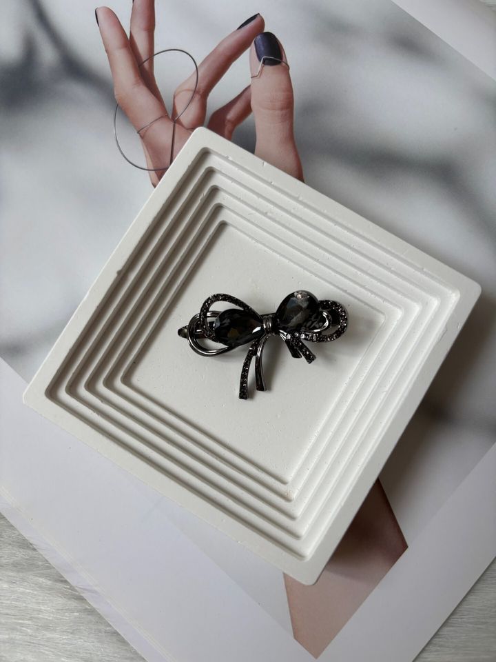metallic black ribbon duck clip
