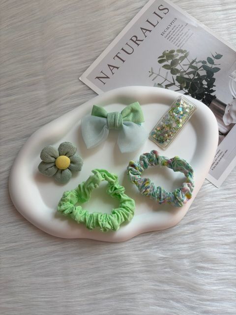 green theme set (3pcs hair clips & 2pcs scrunchy)