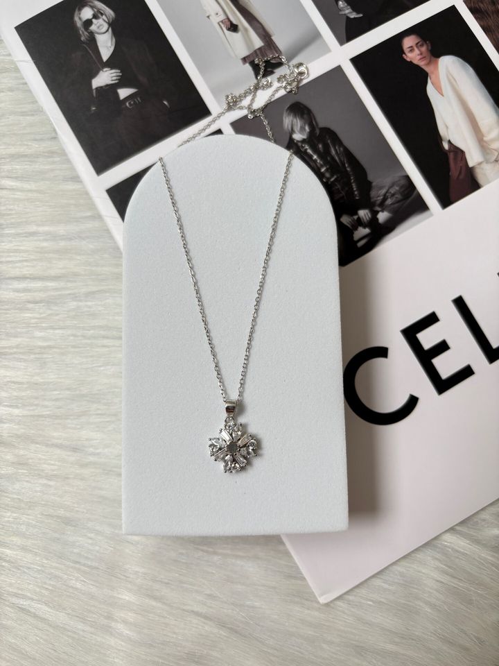 fleur radiance necklace (925 Silver & zirconia stone)
