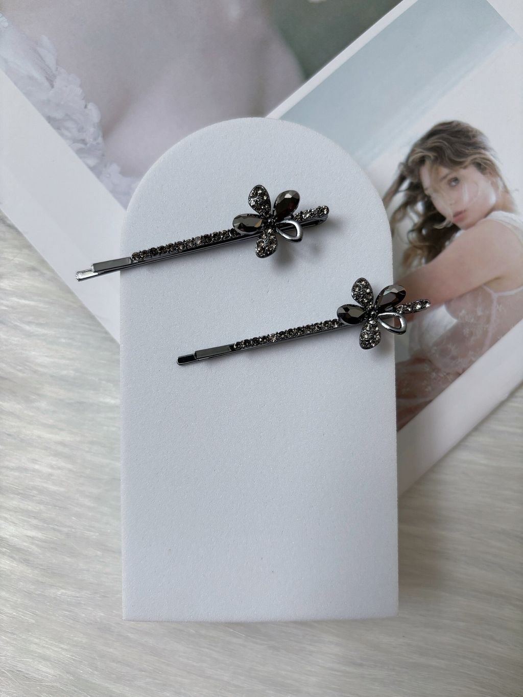 metallic black flower theme side clip (1pair)