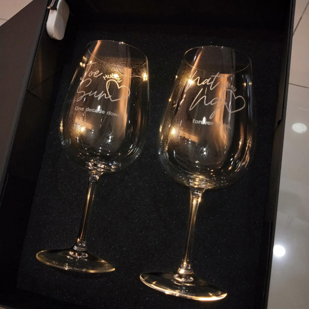 Engraved Wine Glass - Hubby Wifey Design – Customized Gift Station