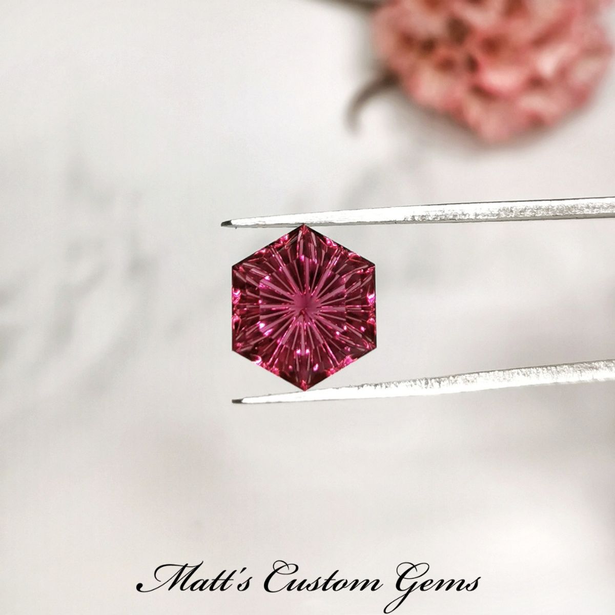 熱粉色(Hot pink)碧璽 六角形的康卡夫車工(concave cut),