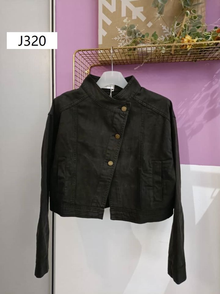 J320