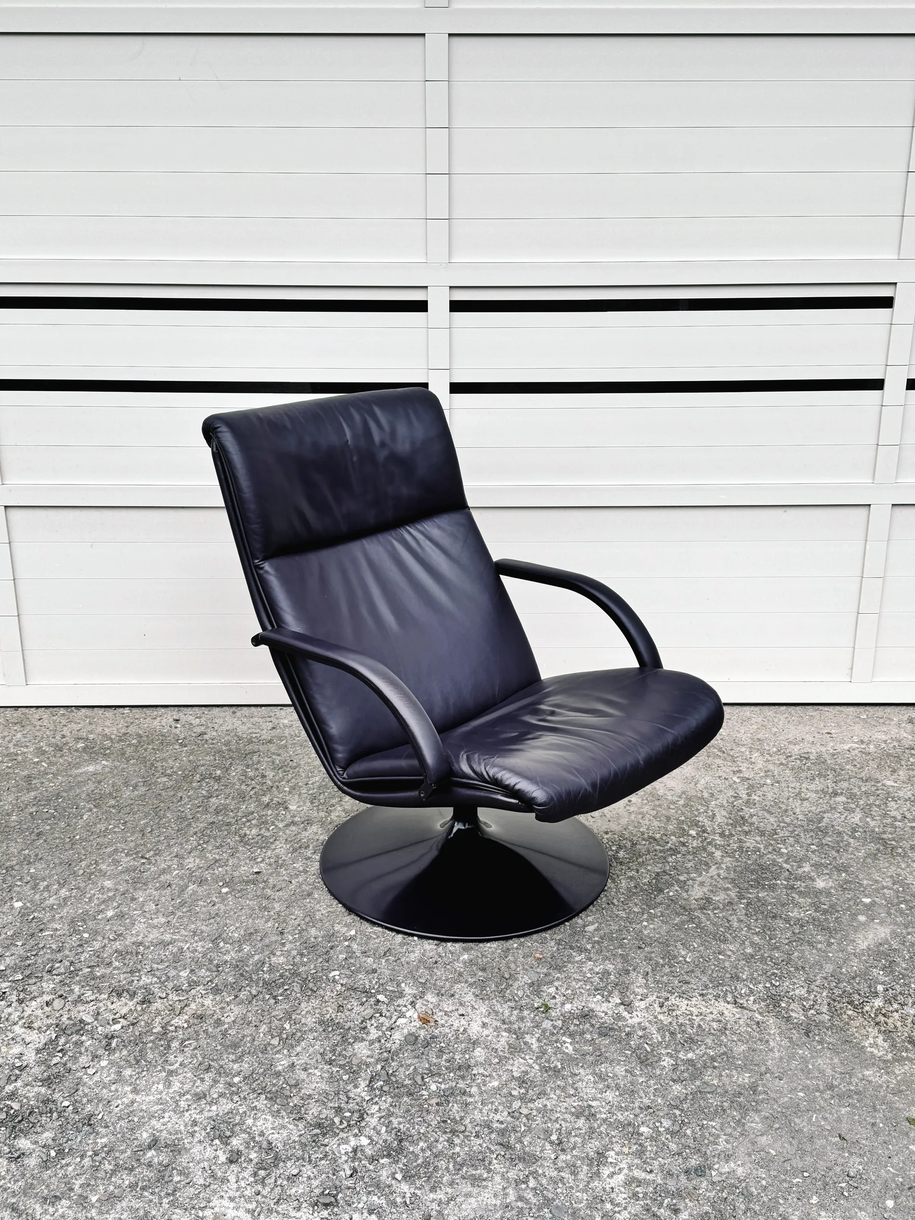 Artifort F142 Purple Lounge Chair